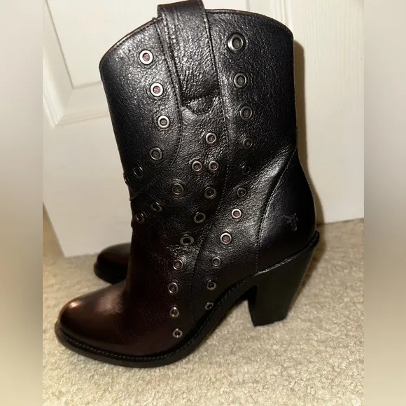 Frye Mustang Grommet Black and Red short Heeled Boots Western punk leather 7.5B