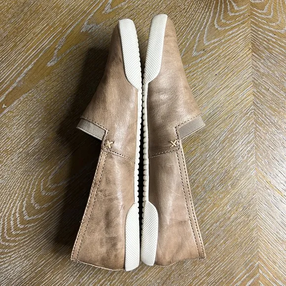 FRYE Tan Leather Flats 8