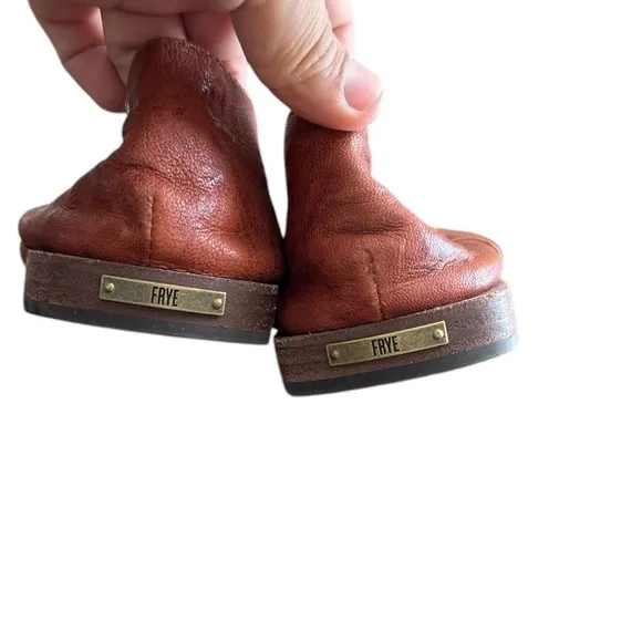 Frye Women's Leather Claire Flat Cognac