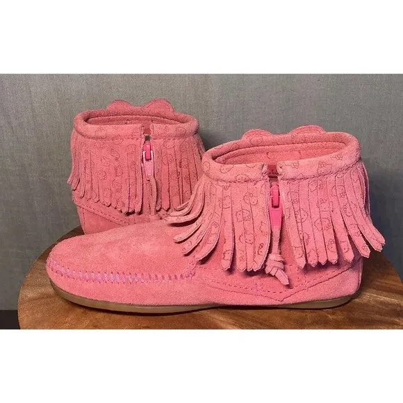 Girls Minnetonka Hello Kitty Pink Leather Moccasins Boots Limited Edition Size 2