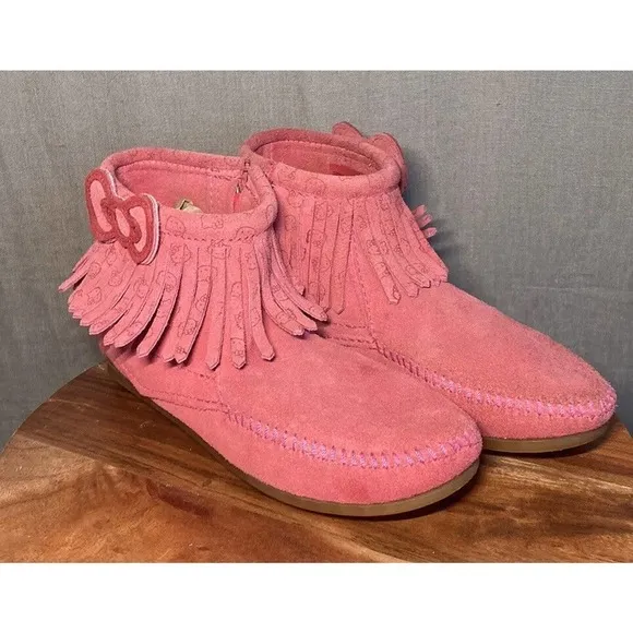 Girls Minnetonka Hello Kitty Pink Leather Moccasins Boots Limited Edition Size 2