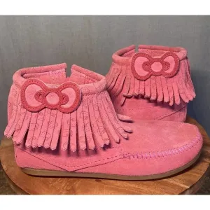 Girls Minnetonka Hello Kitty Pink Leather Moccasins Boots Limited Edition Size 2
