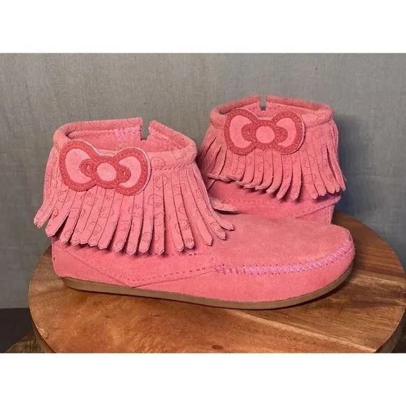 Girls Minnetonka Hello Kitty Pink Leather Moccasins Boots Limited Edition Size 2