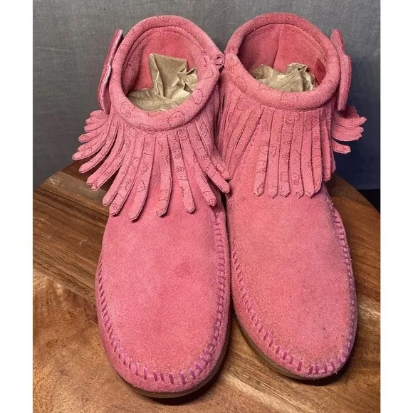Girls Minnetonka Hello Kitty Pink Leather Moccasins Boots Limited Edition Size 2
