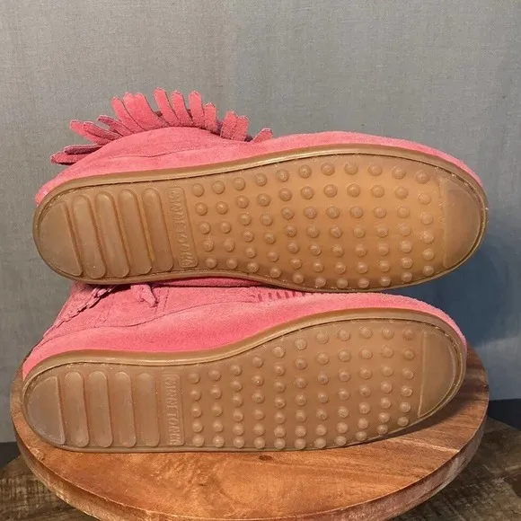 Girls Minnetonka Hello Kitty Pink Leather Moccasins Boots Limited Edition Size 2
