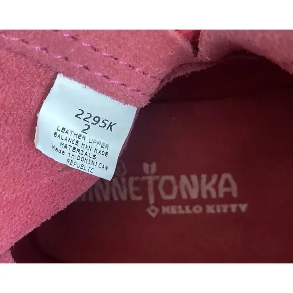 Girls Minnetonka Hello Kitty Pink Leather Moccasins Boots Limited Edition Size 2