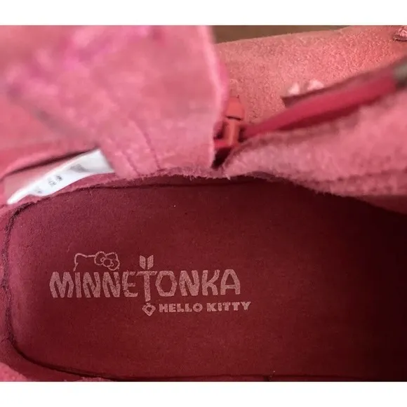 Girls Minnetonka Hello Kitty Pink Leather Moccasins Boots Limited Edition Size 2
