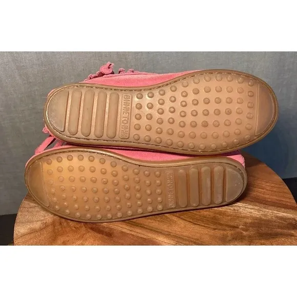 Girls Minnetonka Hello Kitty Pink Leather Moccasins Boots Limited Edition Size 2