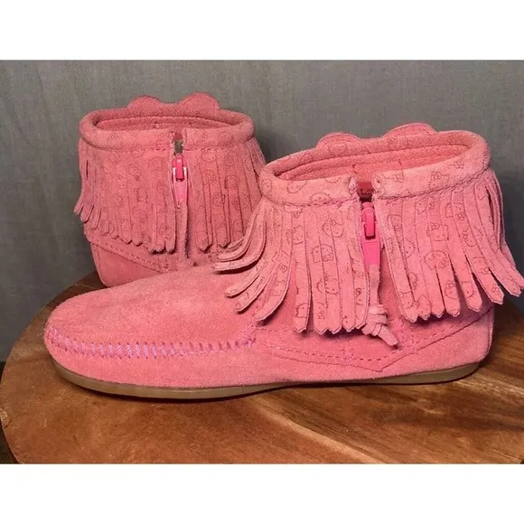 Girls Minnetonka Hello Kitty Pink Leather Moccasins Boots Limited Edition Size 2