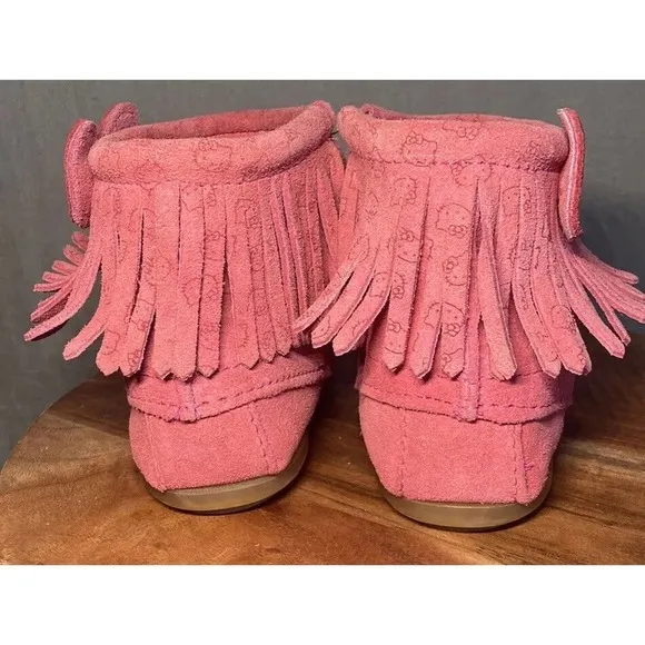 Girls Minnetonka Hello Kitty Pink Leather Moccasins Boots Limited Edition Size 2