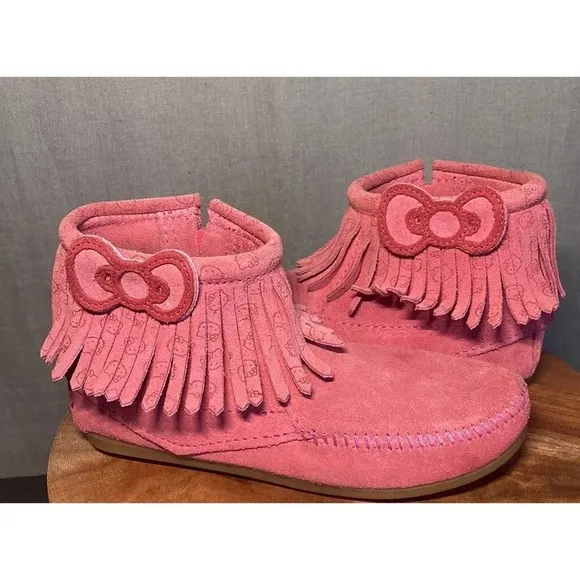 Girls Minnetonka Hello Kitty Pink Leather Moccasins Boots Limited Edition Size 2