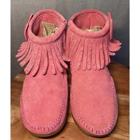 Girls Minnetonka Hello Kitty Pink Leather Moccasins Boots Limited Edition Size 2