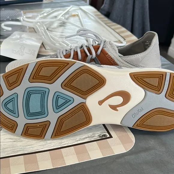 Gray and Brown Sneakers with Modern Design and Versatile Style