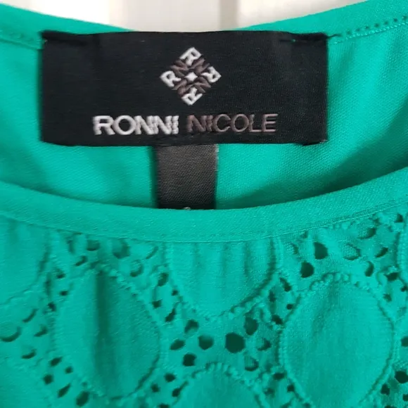 Green Sleeveless Eyelet Ronni Nicole Sheath Knee Length Dress Like NEW
