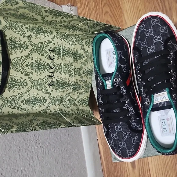 Gucci Black Sneakers Sleek Modern Design The Price Is Negociable