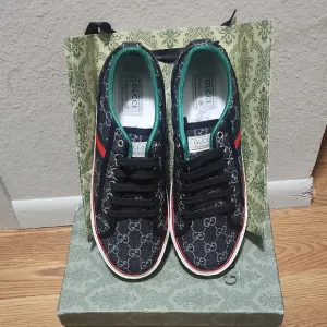 Gucci Black Sneakers Sleek Modern Design The Price Is Negociable