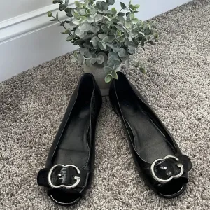 Gucci ladies black patent leather flats