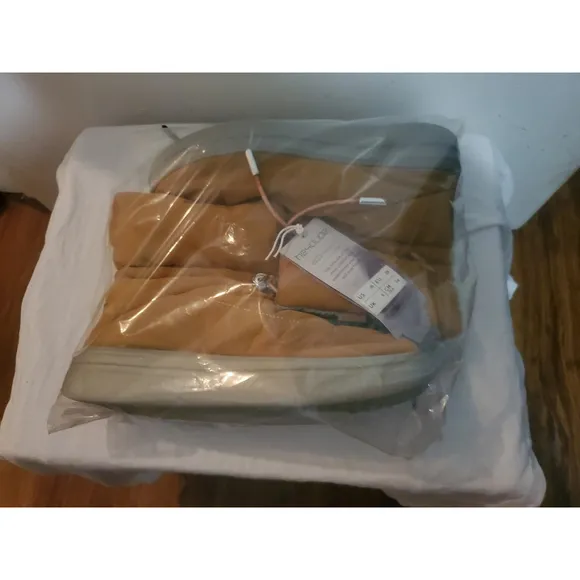 Hey Dude Girls Boots Margot Youth Size 6Y Mustard Comfortable Eco Light Shell