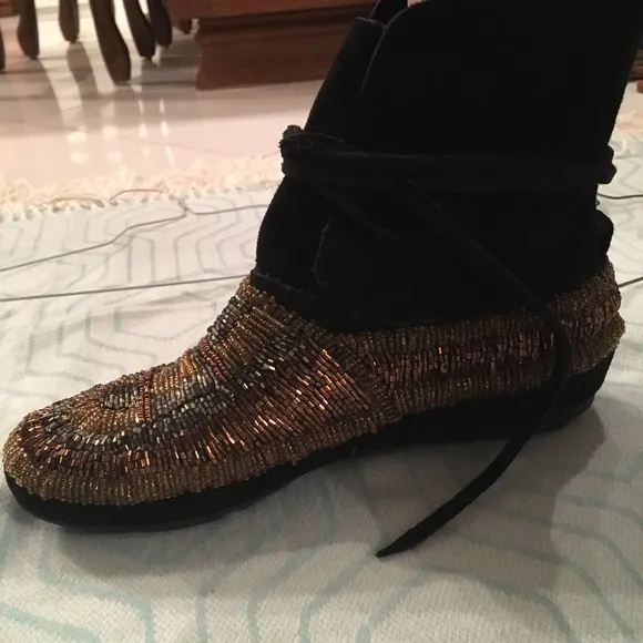 🎉HP🎉House of Harlow 1960 beaded moccasins