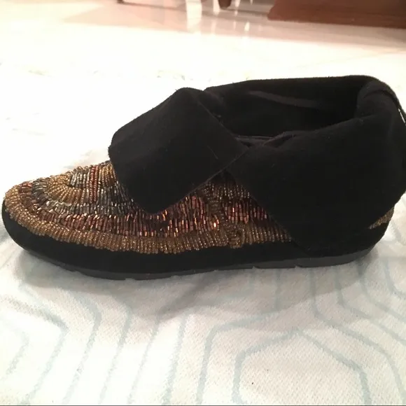 🎉HP🎉House of Harlow 1960 beaded moccasins