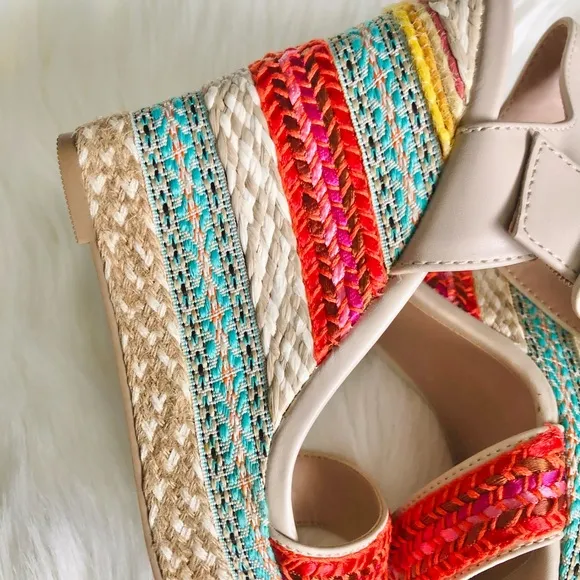 🎉HP🎉New Adorable Wedges