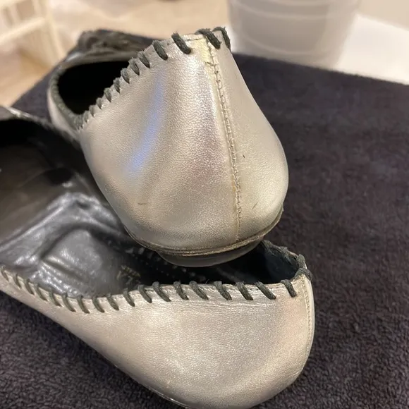 ISABELLA FIORE “Lovely Bis” silver flats with black stitching and tassel