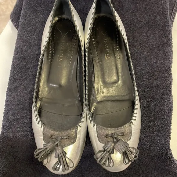 ISABELLA FIORE “Lovely Bis” silver flats with black stitching and tassel