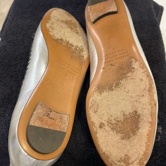 ISABELLA FIORE “Lovely Bis” silver flats with black stitching and tassel