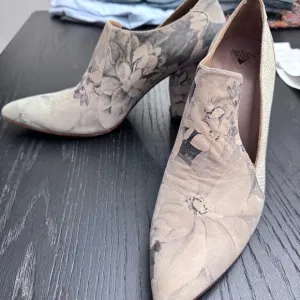 John Fluevog Women's Kendra Pointed Leather Floral Shoes - Size 11
