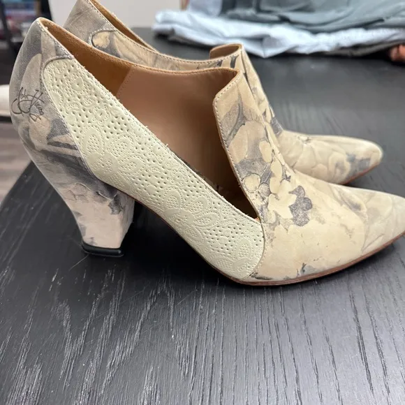 John Fluevog Women's Kendra Pointed Leather Floral Shoes - Size 11