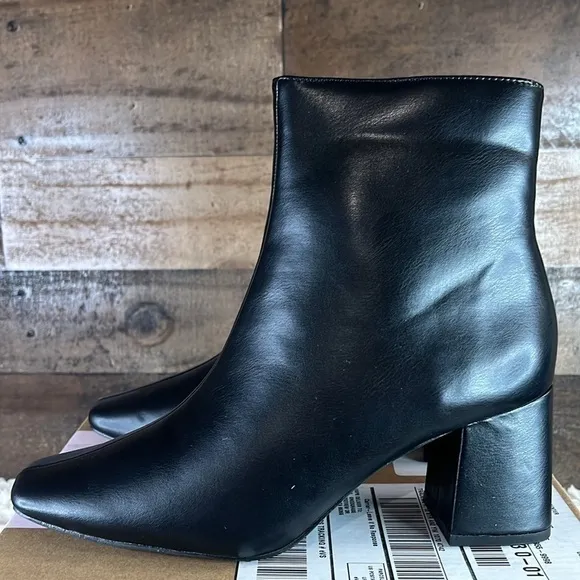 Journee Collection Haylinn Black Faux Leather Size 6 Heeled Boots