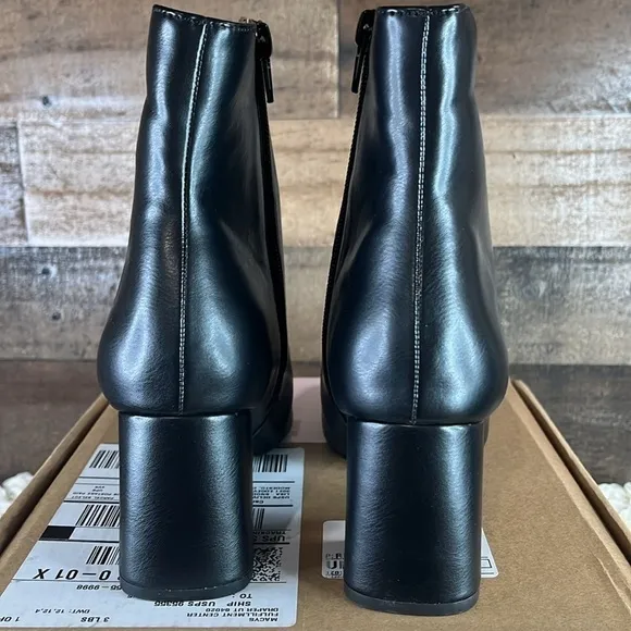 Journee Collection Haylinn Black Faux Leather Size 6 Heeled Boots