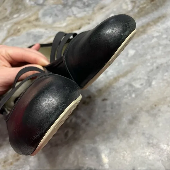 Kuru black leather Bella flats Women’s size 8