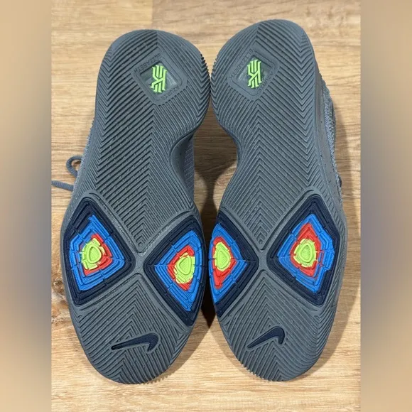 Kyrie 3 GS 'Cool Grey' Size 7Y