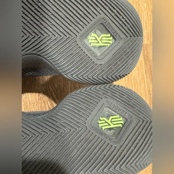 Kyrie 3 GS 'Cool Grey' Size 7Y
