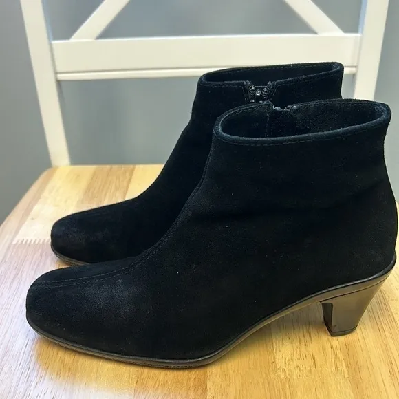 La CANADIENNE Black Suede Heeled Ankle Boots