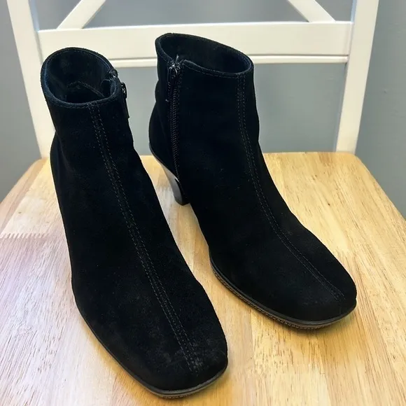 La CANADIENNE Black Suede Heeled Ankle Boots