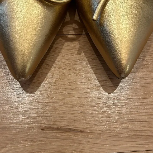 Larroude Lee gold flat with bow! Size 8. Pristine condition!
