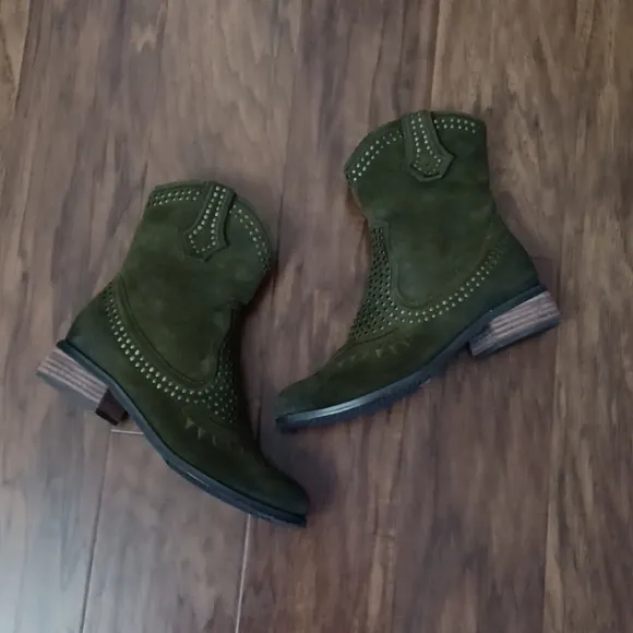 L'Artiste - Sarita Spring Step Green Suede Leather Western/Boho Boots EUC