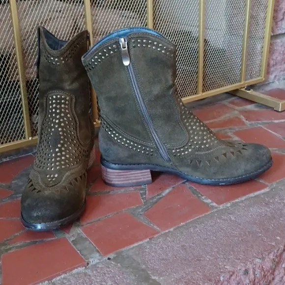 L'Artiste - Sarita Spring Step Green Suede Leather Western/Boho Boots EUC