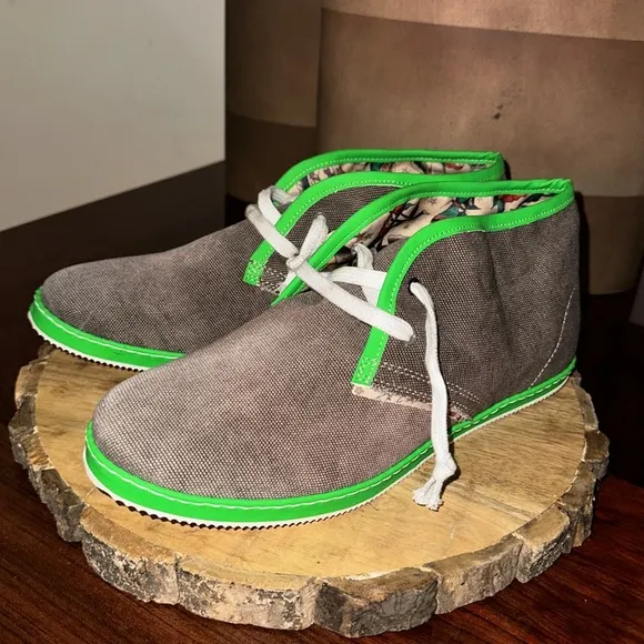 Le Crown *NWOT* Men’s Canvas Chukka Shoe