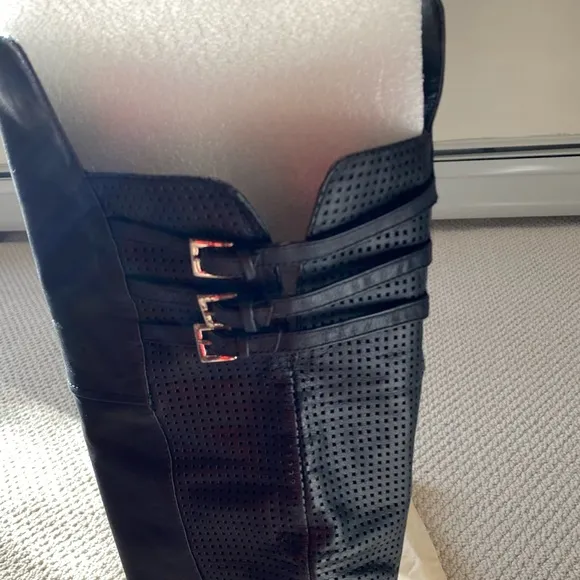 Leather Over-The-Knee flat heel Boots. Pull on. aee black. size 6