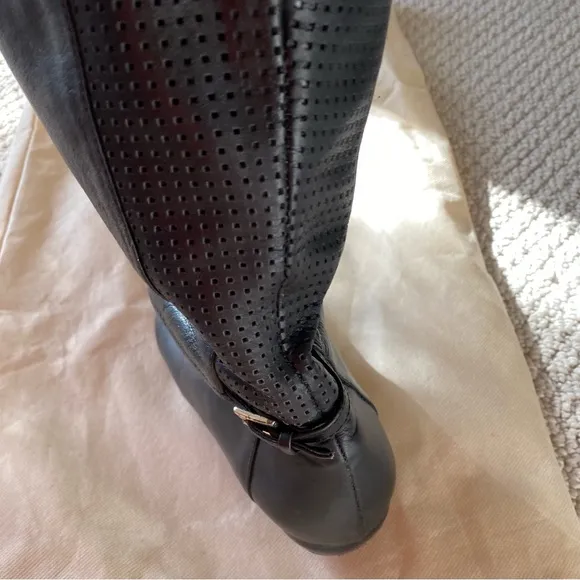 Leather Over-The-Knee flat heel Boots. Pull on. aee black. size 6