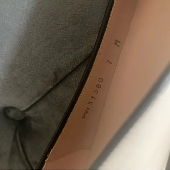 Like New Stuart Weitzman Capricorn Shoes - Size 7M