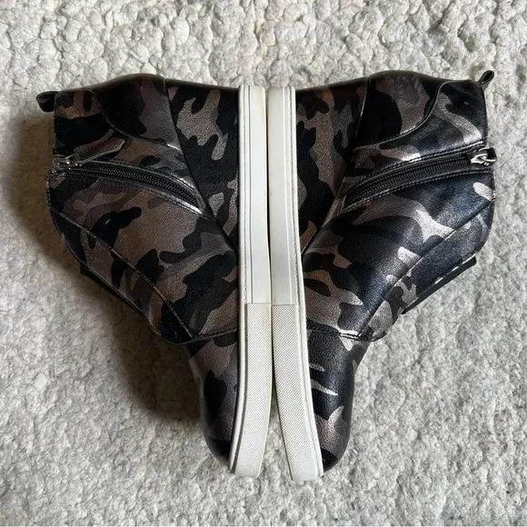 LINEA PAOLO  (Women) Metalic Leather Camo Felicia III Wedge Sneakers Size 11M