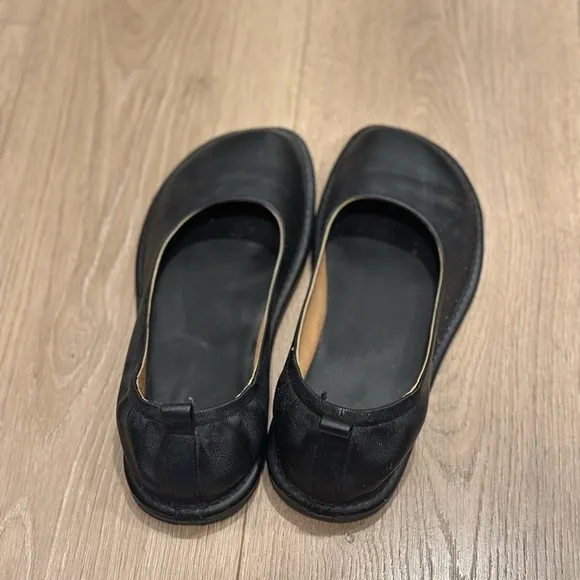 LÉMÉLS Leather Ballerina Flats in Black