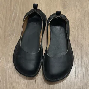 LÉMÉLS Leather Ballerina Flats in Black