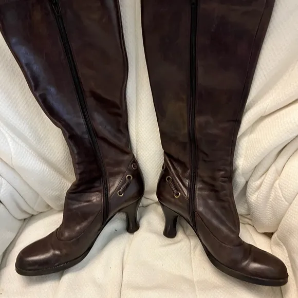 Lobe leather boots
