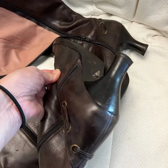 Lobe leather boots