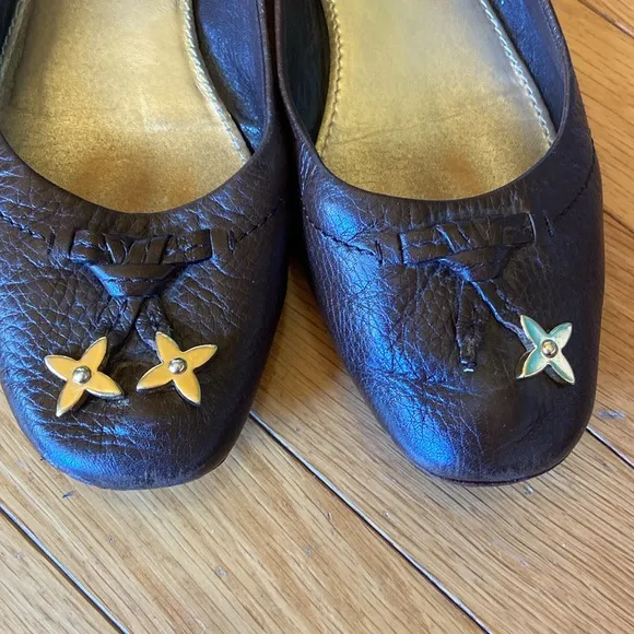 LOUIS VUITTON BALLET FLATS / BROWN LEATHER WITH TASSEL AND LOGO CHARM si…